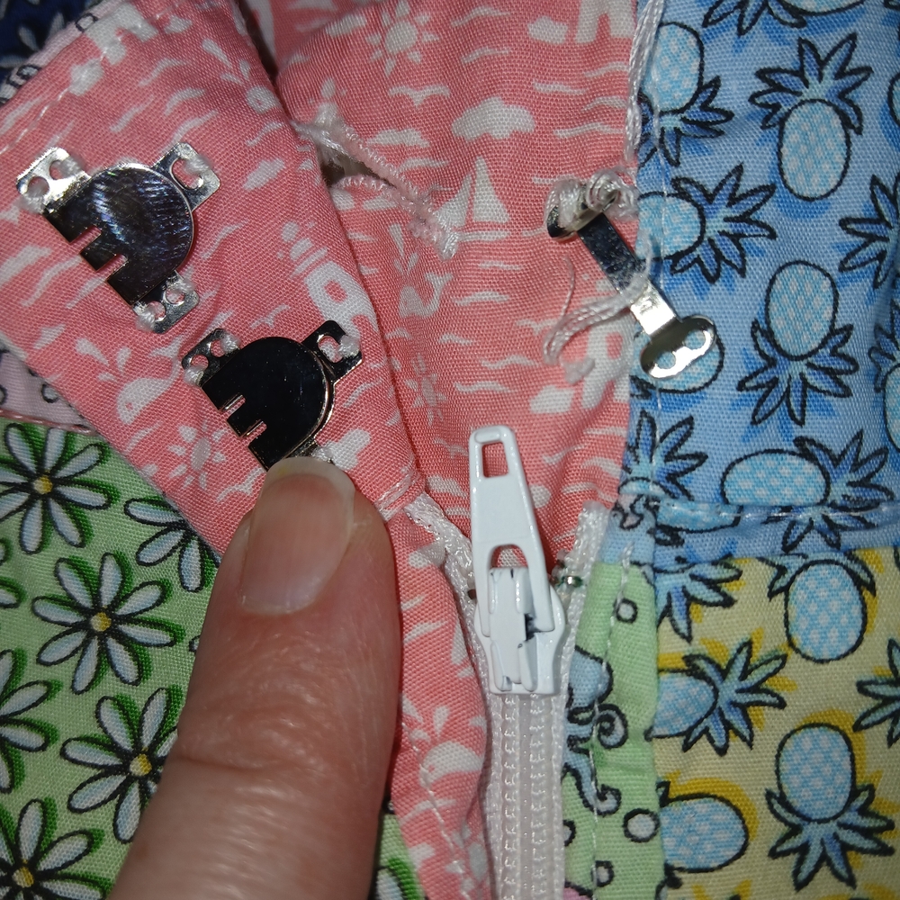 Vineyard Vines Womens Patchwork Quilt Shorts - Size 4 Needs 1 New Clasp - Picture 4 of 6